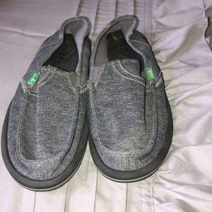 Gray sanuks
